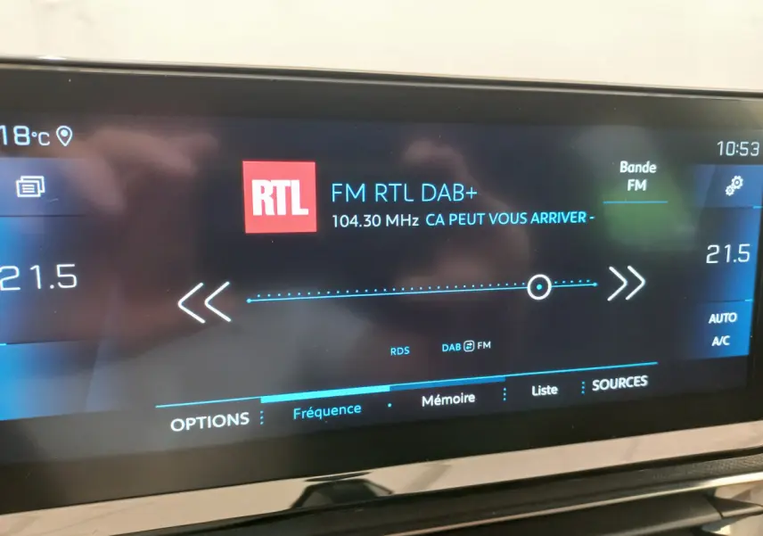 Écran tactile central du Peugeot 5008 Allure Pack 2021 affichant la radio FM RTL et la température à 21,5°C