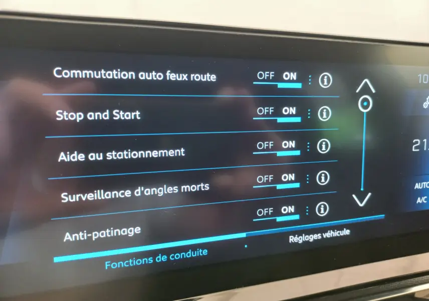 Écran tactile central du tableau de bord du Peugeot 5008 gris foncé, affichant les réglages d'aides à la conduite.