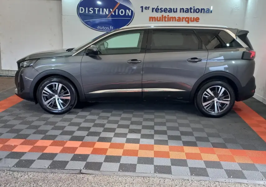 Peugeot 5008 gris foncé vue de profil côté gauche, avec jantes alliage et toit contrasté blanc.
