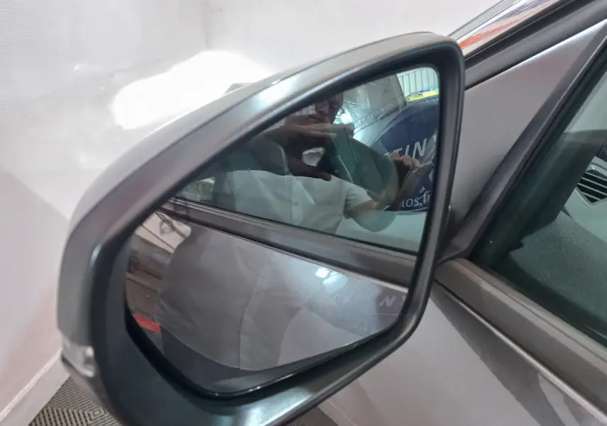 Rétroviseur extérieur côté conducteur gris foncé du Peugeot 5008 2021 avec carrosserie visible en arrière-plan.