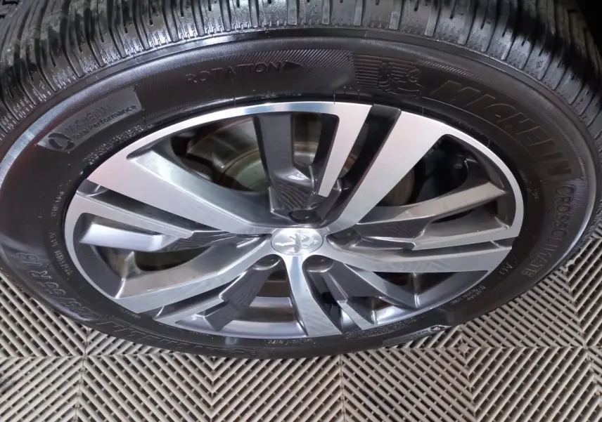 Gros plan sur la jante alliage bicolore et pneu Michelin du Peugeot 5008 gris foncé, détail distinctif du SUV 2021.