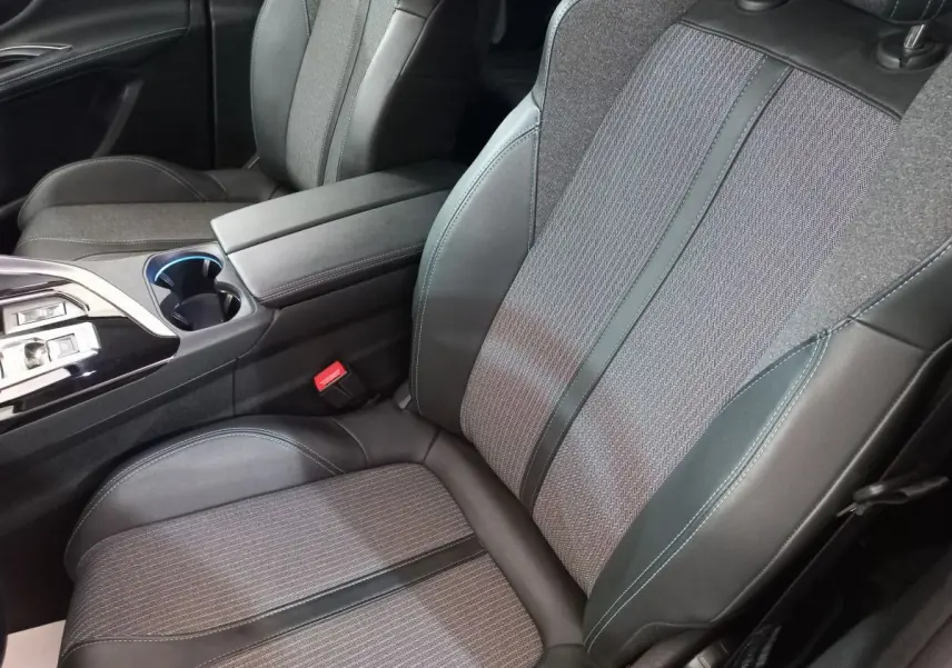 Gros plan sur les sièges avant en tissu gris et cuir noir du Peugeot 5008 PureTech 130 Allure Pack 2021.