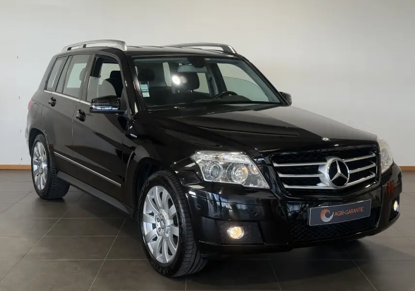 Mercedes GLK 220 cdi Pack Sport noir vu en 3/4 avant droit avec jantes alliage et feux allumés.
