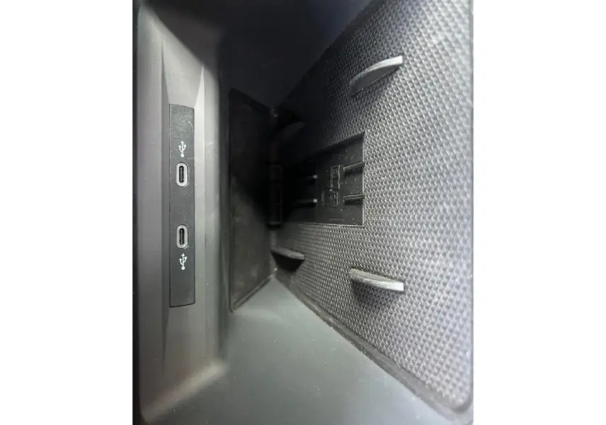 Gros plan sur la connectique USB-C double dans l'accoudoir central du CUPRA Formentor blanc neige 2025.