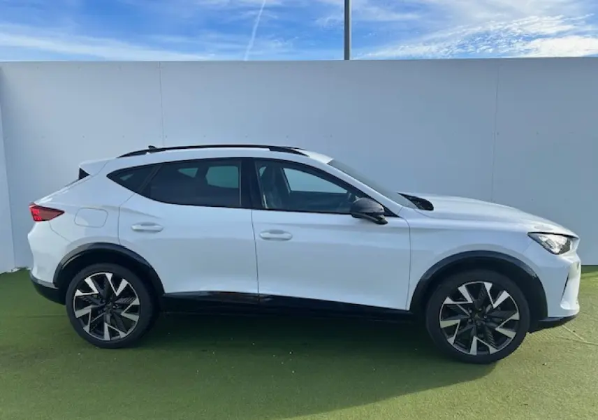 Vue de profil côté gauche du CUPRA Formentor blanc neige avec jantes alliage 19'' Sandstorm et détails noirs contrastants.