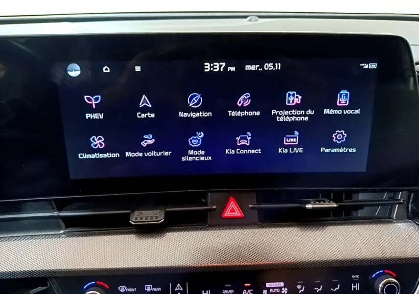 Écran tactile central du tableau de bord du Kia Sportage blanc 2022, affichant les options connectées et climatisation.