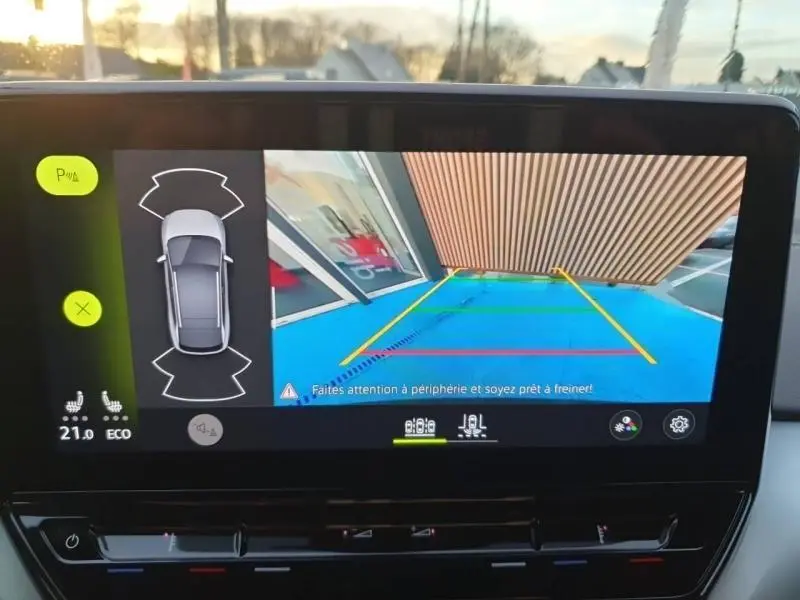 Écran tactile intérieur montrant la caméra de recul et l’aide au stationnement du Volkswagen ID.4 noir Ebène, vue avant du tableau de bord.