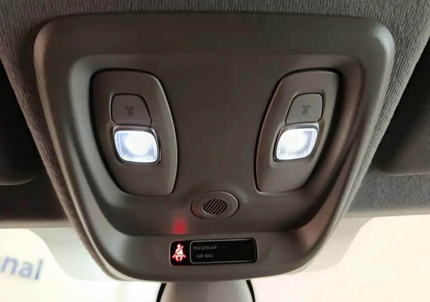 Plafonnier intérieur avec spots de lecture allumés et témoin ceinture passager dans une Renault Clio rouge Intens Energy TCe 90 2018.