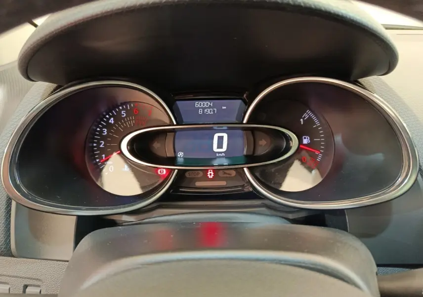 Vue rapprochée du tableau de bord de la Renault Clio rouge 2018, affichant le compteur digital et les compte-tours.