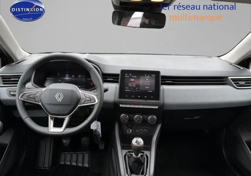 Intérieur de la Renault Clio V noir, vue frontale du tableau de bord avec volant multifonction et écran tactile central.