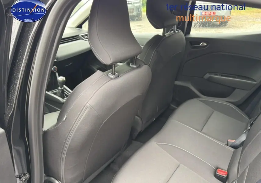 Vue intérieure côté gauche montrant la banquette arrière noire et les sièges avant d'une Renault Clio V 1.0 TCe 90 Evolution.