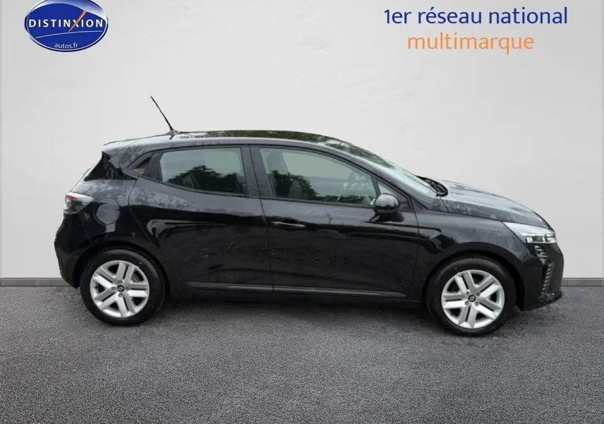 Profil droit de la Renault Clio V noire 2026 avec jantes alliage et poignées ton carrosserie sur fond neutre.