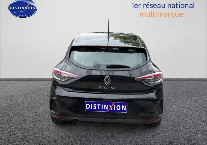 Vue arrière d'une Renault Clio V noire avec feux arrière LED et becquet, sur fond neutre.
