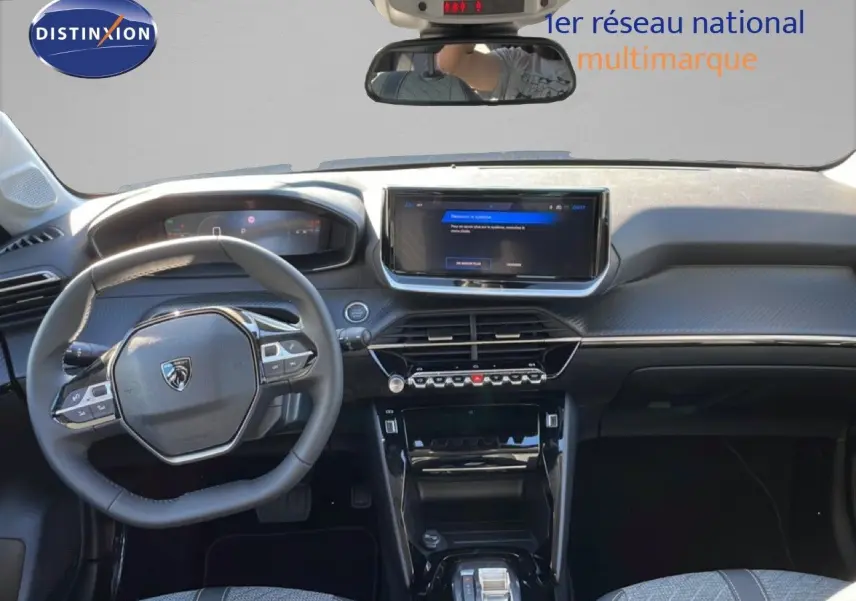Intérieur de la Peugeot 208 Hybrid 110ch 2026, vue frontale du tableau de bord noir avec écran tactile et volant multifonction.
