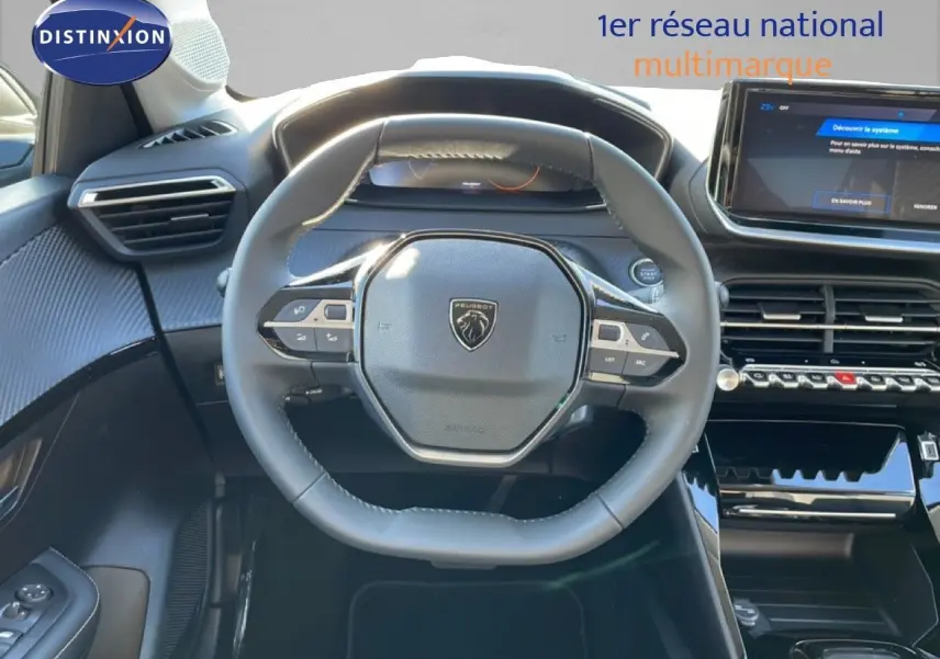 Vue intérieure centrée sur le volant Peugeot 208 Hybrid noir perla metal avec tableau de bord et écran tactile.