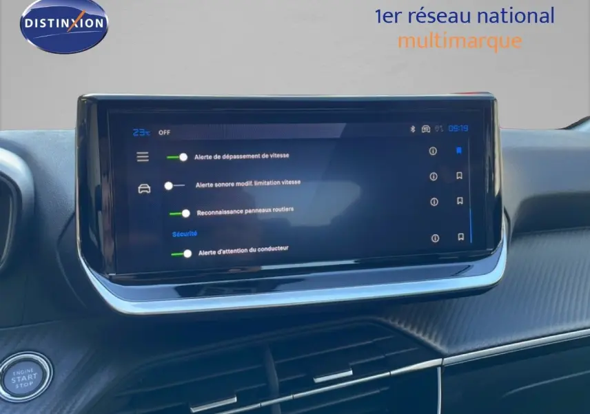 Écran tactile central du tableau de bord de la Peugeot 208 Hybrid noir perla metal, vue intérieure frontale.