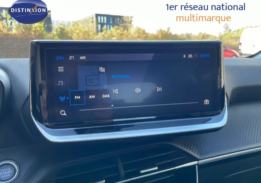 Écran tactile central de la Peugeot 208 Hybrid 110ch Allure 2026, vue intérieure du tableau de bord noir.