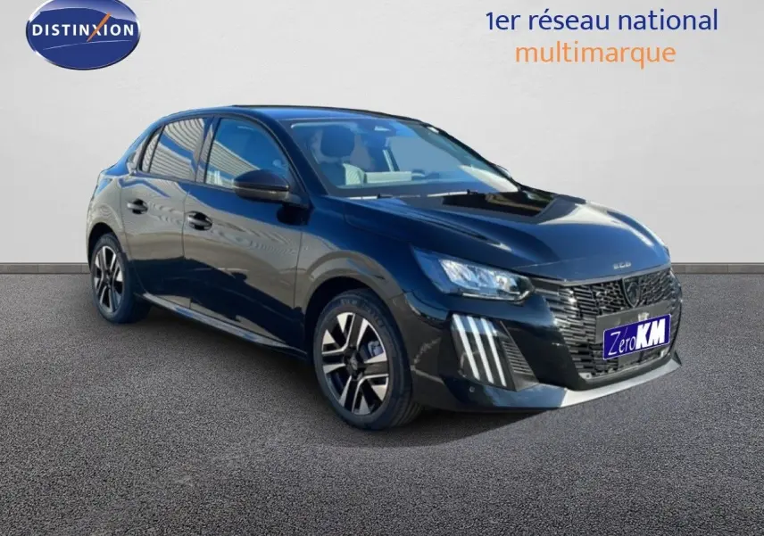 Peugeot 208 Hybrid noir perla metal en 3/4 avant droit, avec calandre distinctive et jantes alliage.