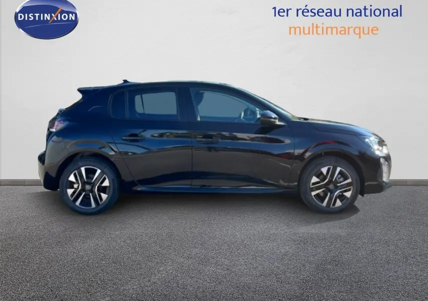 Profil latéral droit d'une Peugeot 208 Hybrid 110ch Allure noire Perla Metal avec jantes alliage distinctives.