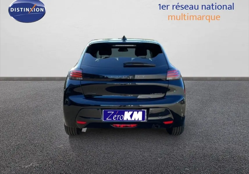 Vue arrière d’une Peugeot 208 Hybrid 110ch Allure noire Perla Metal, stationnée sur sol gris.