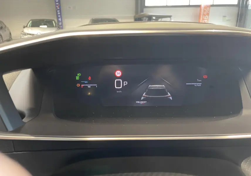 Affichage numérique du combiné de bord du Peugeot 2008 Hybrid, vue frontale centrée sur l'écran noir.