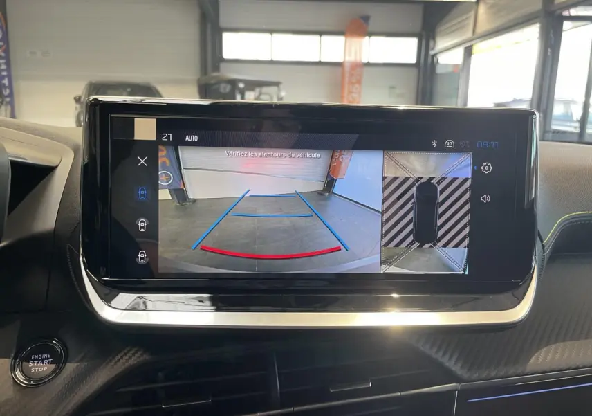 Vue rapprochée de l'écran tactile intérieur affichant la caméra de recul et la vue 360° du Peugeot 2008 hybride bleu.