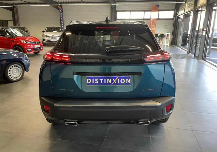 Vue arrière d’un Peugeot 2008 bleu Obsession avec feux arrière LED 3 griffes et double sortie d’échappement chromée.
