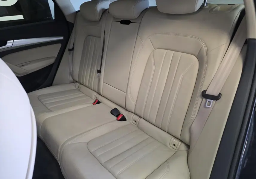 Vue latérale intérieure montrant la banquette arrière en cuir beige de l'Audi Q5 Business Executive 2019.