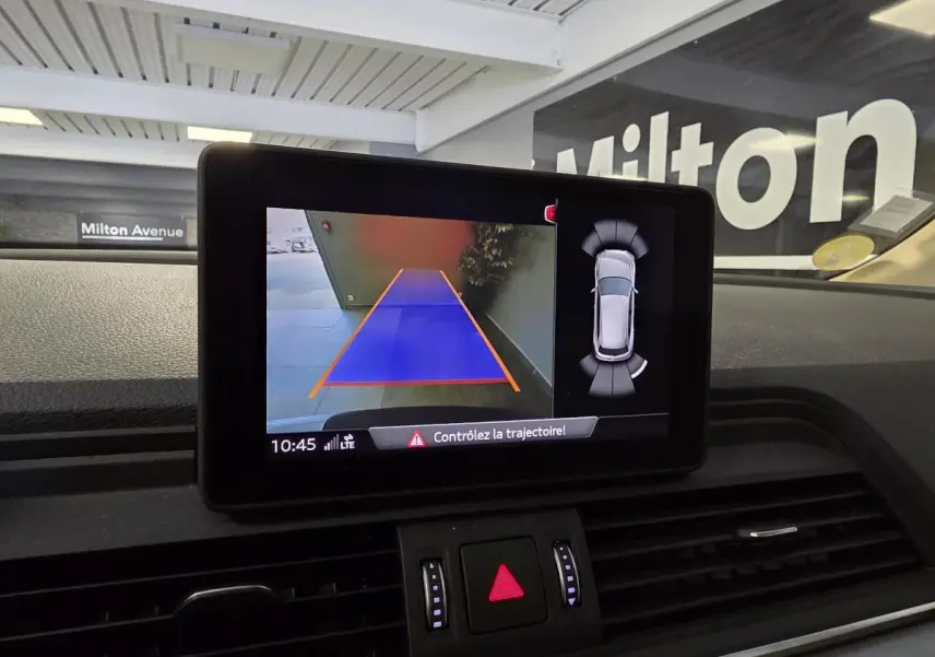 Écran central affichant la caméra de recul de l'Audi Q5 Business Executive, intérieur noir, vue du tableau de bord.