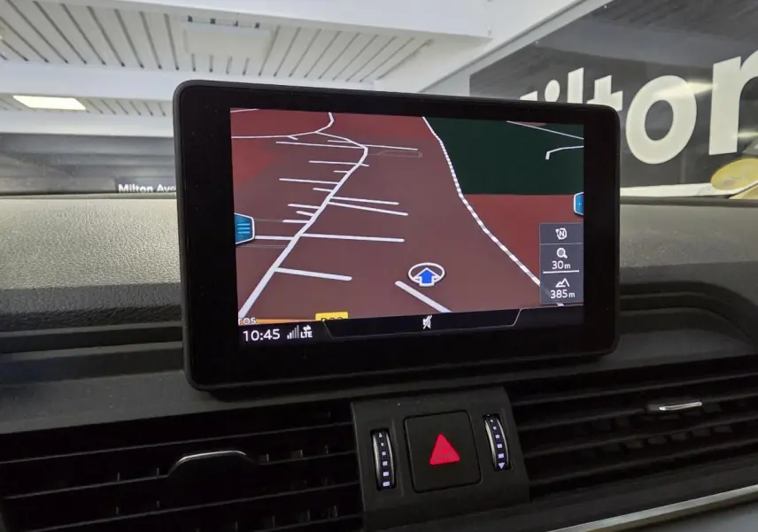 Écran central du tableau de bord de l'Audi Q5 2019 affichant la navigation GPS en intérieur noir.