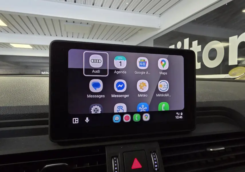 Écran tactile central affichant l'interface Audi Connect dans l'habitacle du Q5 bleu de 2019.
