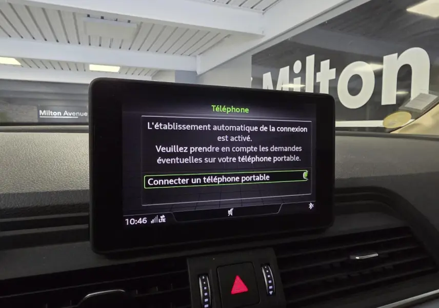 Écran central de l'Audi Q5 bleu 2019 affichant la connexion Bluetooth pour téléphone portable.