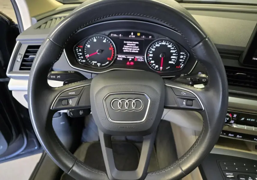 Volant cuir noir multifonction de l'Audi Q5 2019 avec tableau de bord numérique et commandes intégrées.