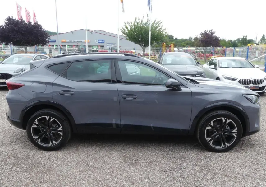 Profil côté gauche du CUPRA Formentor gris Graphène 2025 avec jantes alliage noires et coques de rétroviseurs noires.