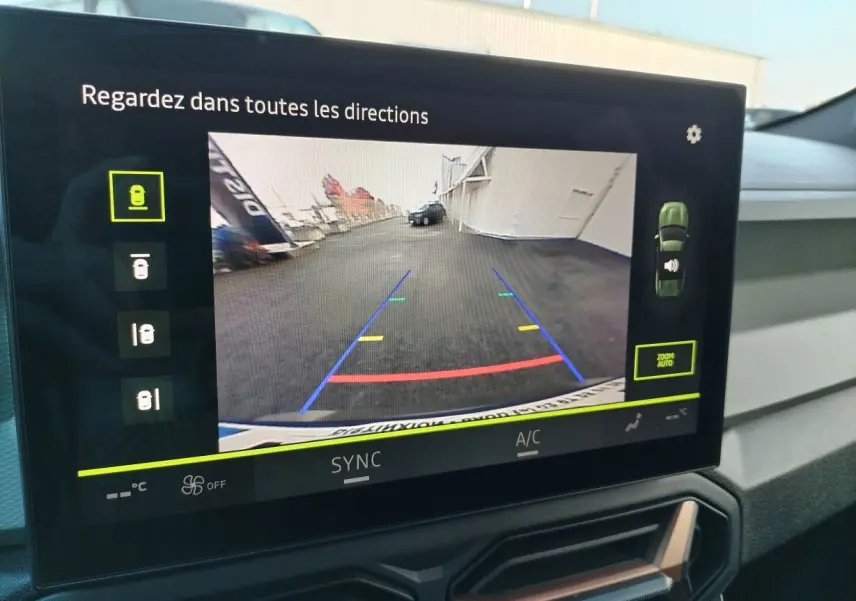 Écran multimédia affichant la caméra de recul du Dacia Bigster 2025, vue arrière avec lignes de guidage colorées.