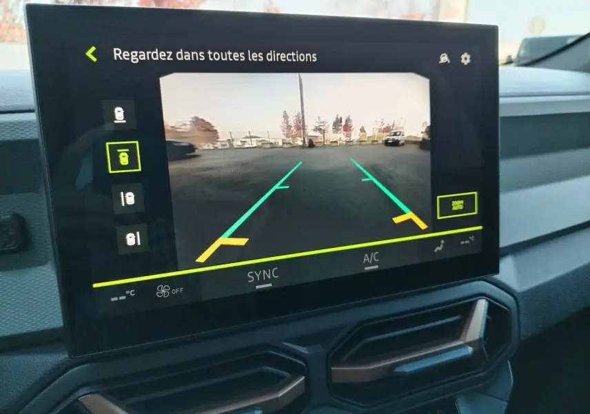 Écran central du tableau de bord du Dacia Bigster 2025 montrant la caméra de recul avec guidage dynamique.