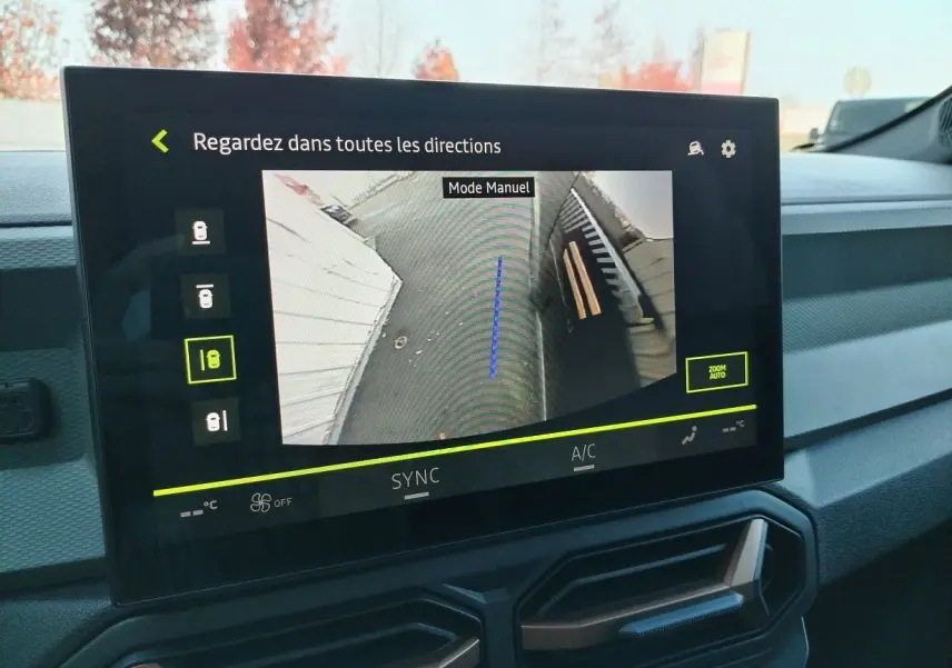 Écran central du Dacia Bigster 2025 montrant la vue caméra 360° en mode manuel avec interface moderne noire.
