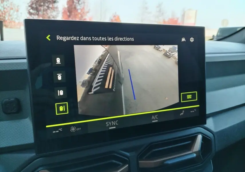 Écran central du Dacia Bigster noir 2025 montrant la caméra 360° avec vue latérale droite du véhicule en stationnement.