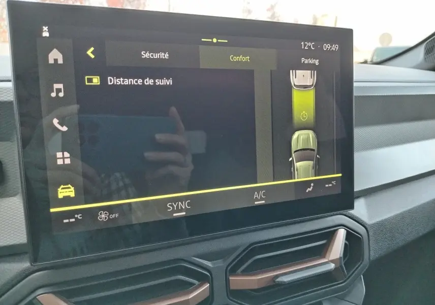 Écran tactile central de la Dacia Bigster 2025 noir affichant les réglages de confort et distance de suivi en mode parking.
