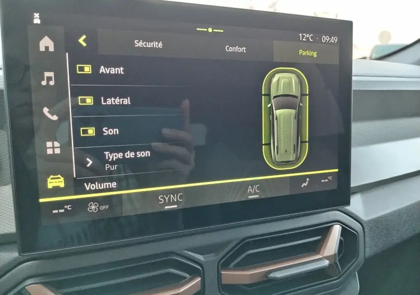 Écran tactile intérieur du Dacia Bigster 2025 montrant les réglages de sécurité et assistance au stationnement.