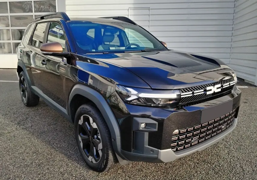 SUV Dacia Bigster noir en 3/4 avant droit avec jantes noires et rétroviseurs bronze métallisé.