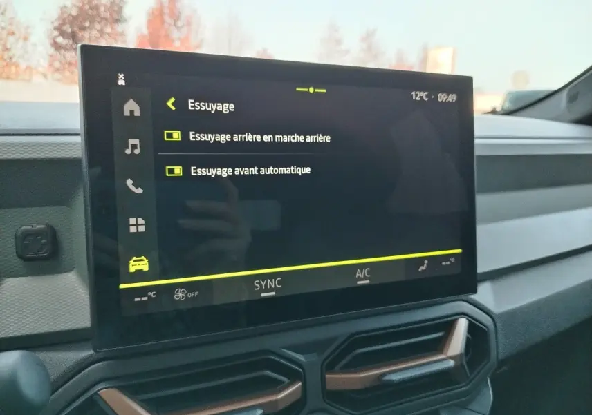 Écran tactile central du tableau de bord du Dacia Bigster 2025 noir, affichant les réglages d'essuyage automatique.