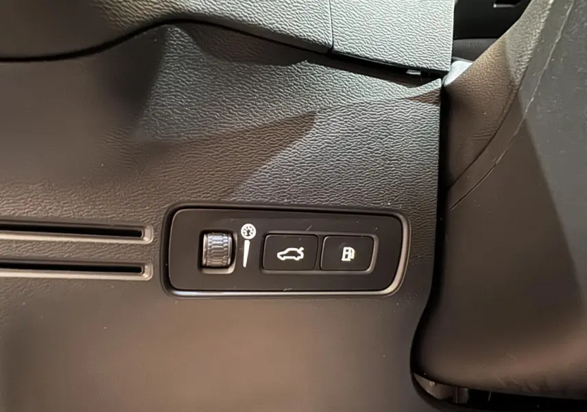 Boutons d'ouverture du coffre et de la trappe à carburant sur tableau de bord noir du Volvo XC40 Recharge T5 2021