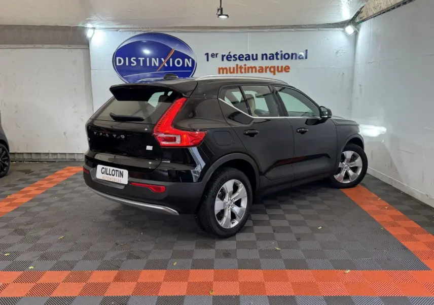 Volvo XC40 Recharge T5 noir vue 3/4 arrière droit, avec feux arrière LED en forme de L et jantes argentées.