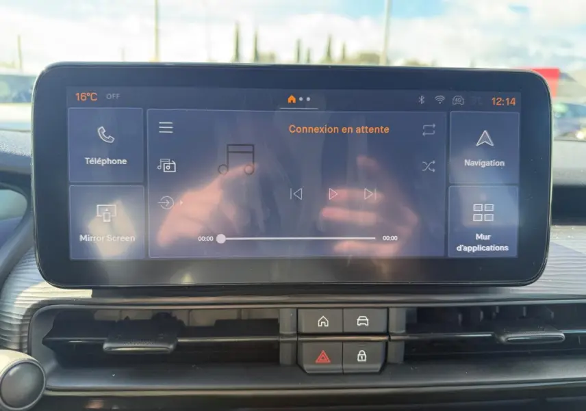 Écran tactile central du tableau de bord du Jeep Avenger 2025 affichant les options de navigation et multimédia.