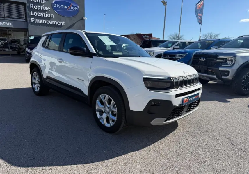 SUV Jeep Avenger blanc vu en 3/4 avant droit, avec jantes alliage 17 pouces et calandre distinctive noire.