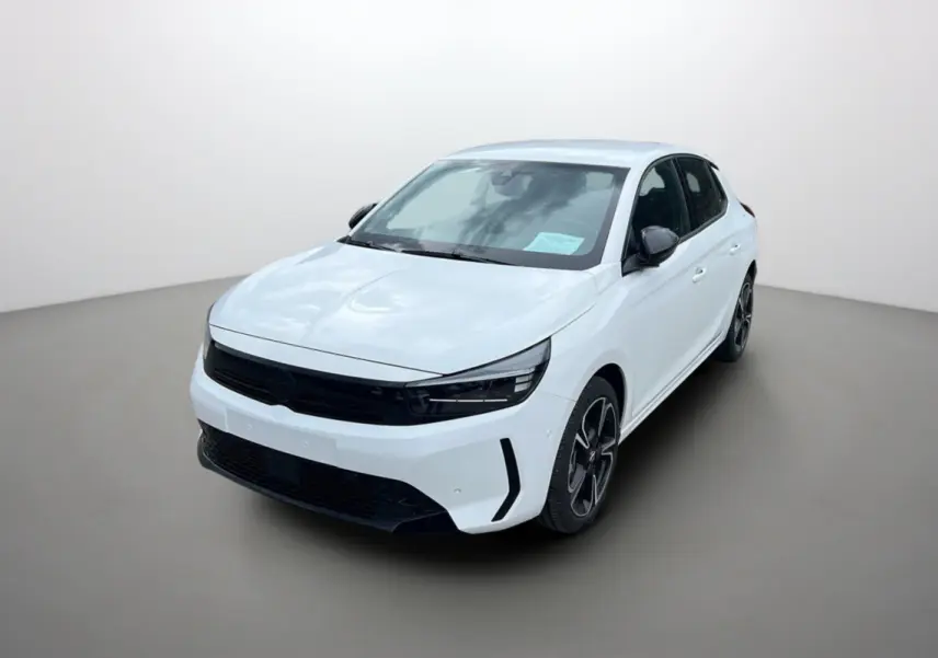 Vue 3/4 avant d'une Opel Corsa Hybrid 110 e-DCT6 GS PK Confort blanche Kontur avec jantes alu noires.