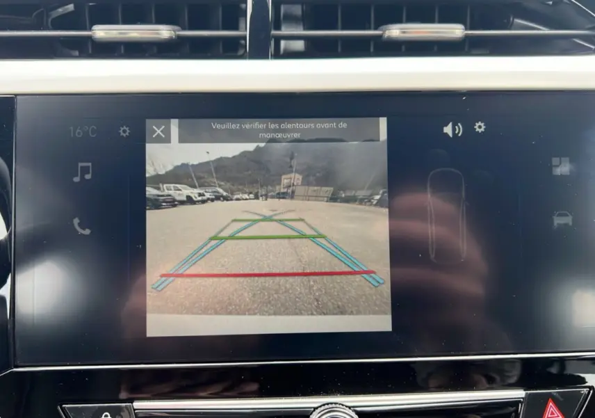 Écran tactile intérieur de l’Opel Corsa Hybrid blanc montrant la caméra de recul avec lignes d’aide au stationnement.