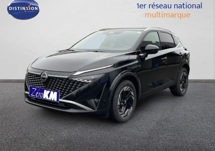 Nissan Qashqai noir en 3/4 avant droit, avec calandre distinctive et jantes au design moderne.
