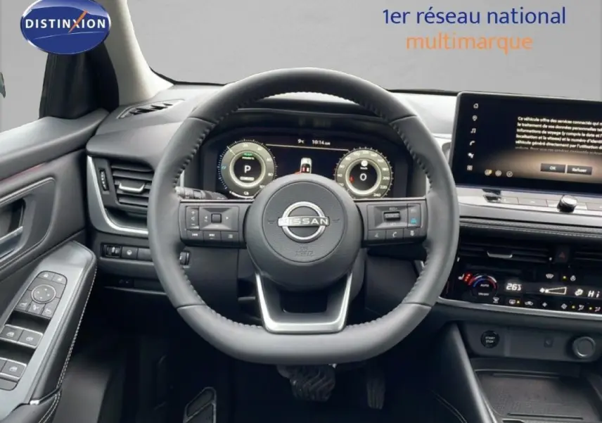 Vue intérieure centrée sur le volant noir du Nissan Qashqai 2025 avec tableau de bord numérique et écran tactile.